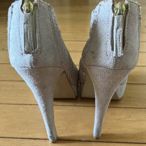 Very comfortable. Great condition for suede! - Picture 3 of 5